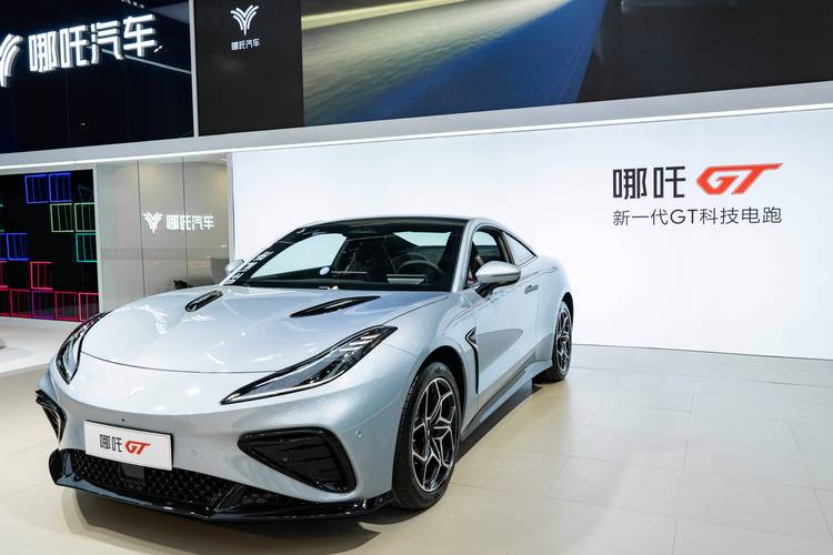 佛山49哪吒汽车在智能汽车领域的表现，领途汽车在新能源汽车市场中的影响力